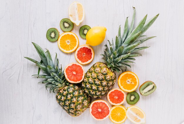 Tranches de fruits près d&#39;ananas coupés