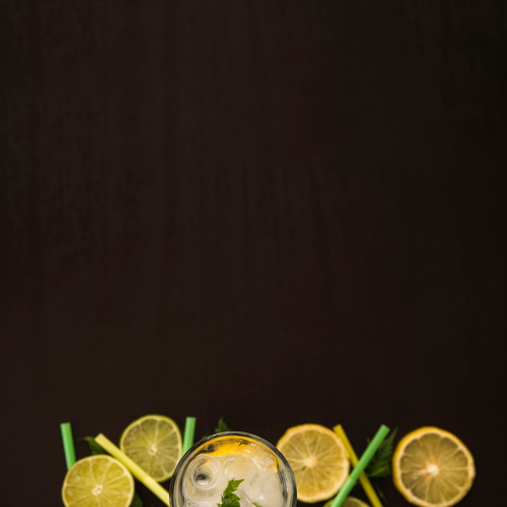 Photo gratuit tranches de fruits près d&#39;un verre avec de la glace