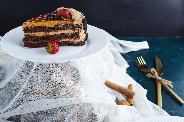 Tranches de gâteau au caramel au chocolat sur une plaque blanche.