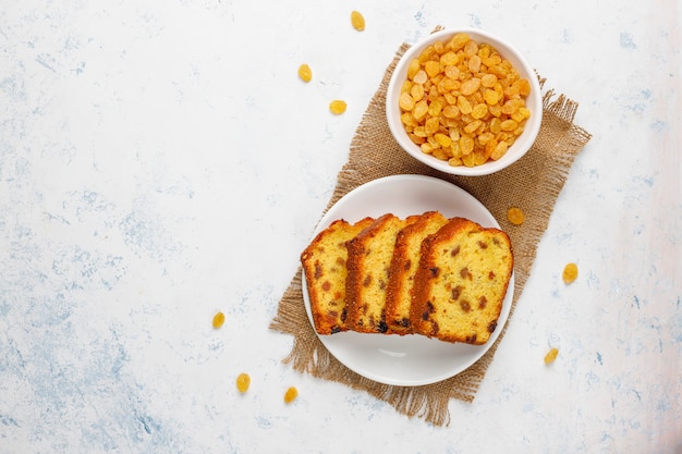 Tranches de gâteau aux raisins traditionnels avec des raisins secs, vue de dessus