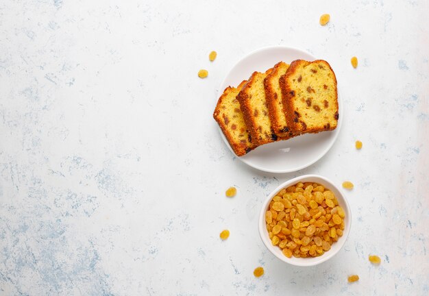 Tranches de gâteau aux raisins traditionnels avec des raisins secs, vue de dessus