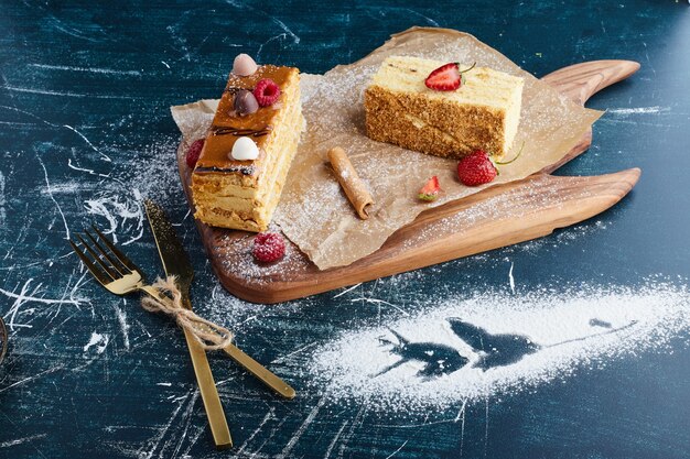 Tranches de gâteau sur une planche de bois.