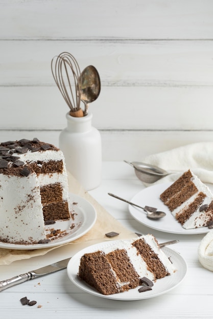 Tranches de gâteau sur plaque blanche