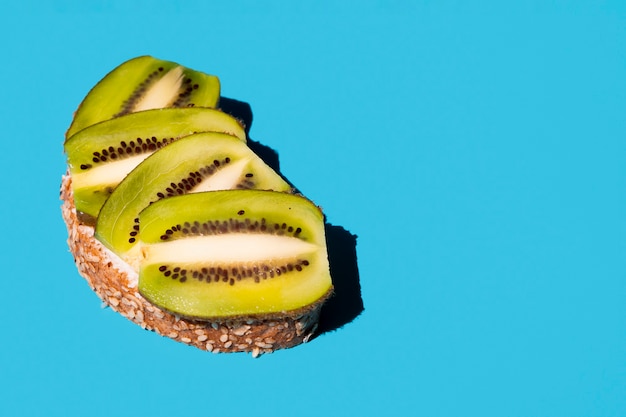 Tranches de kiwi délicieux sur un sandwich en bonne santé
