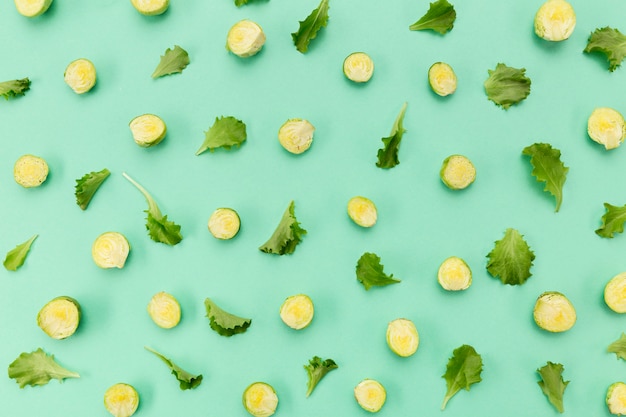 Tranches de légumes et de feuilles