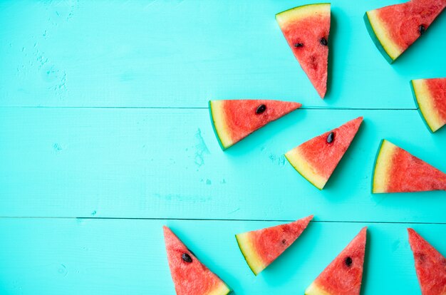 Tranches de melon d'eau sur la table bleue