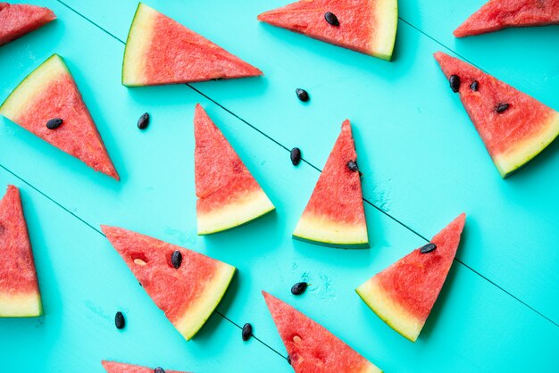 Tranches de melon d'eau sur la table bleue