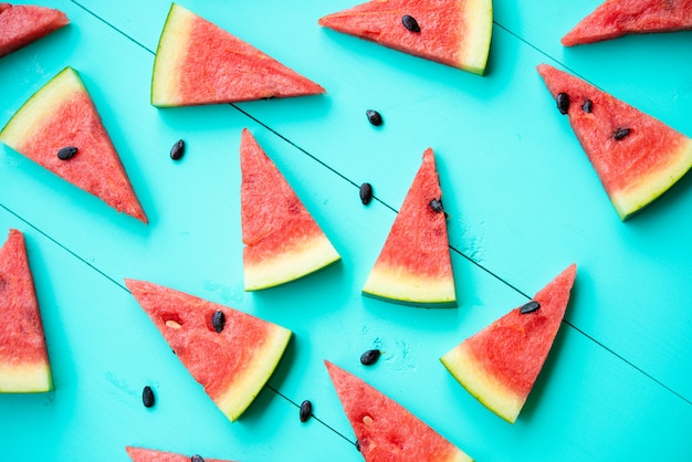 Tranches de melon d'eau sur la table bleue