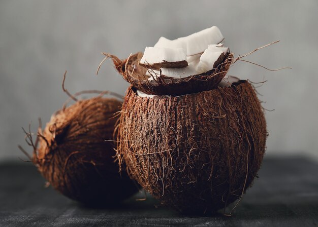 Tranches de noix de coco sur la noix de coco. Fruit exotique