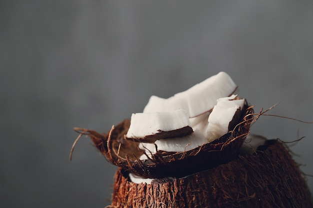 Tranches de noix de coco sur noix de coco