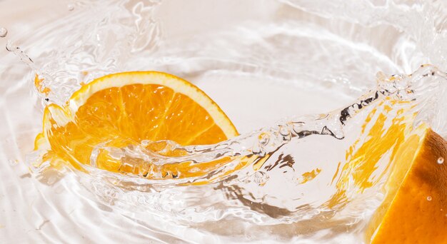 Tranches d'orange dans l'eau