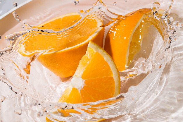 Tranches d'orange dans l'eau