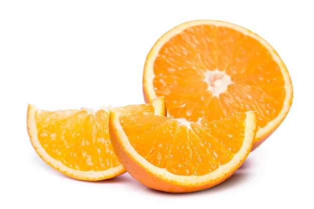 Photo gratuite tranches et oranges entières
