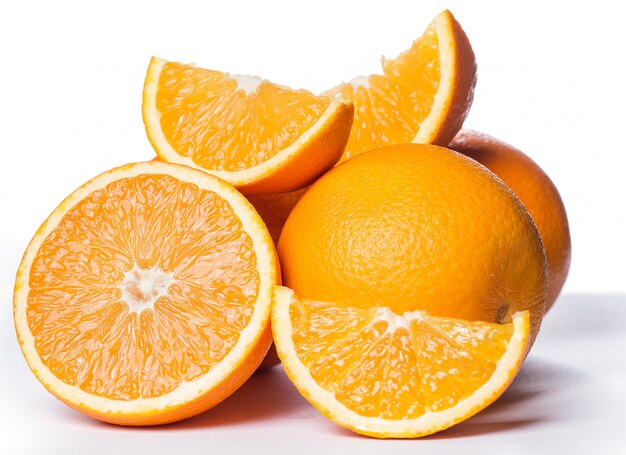 Tranches et oranges entières