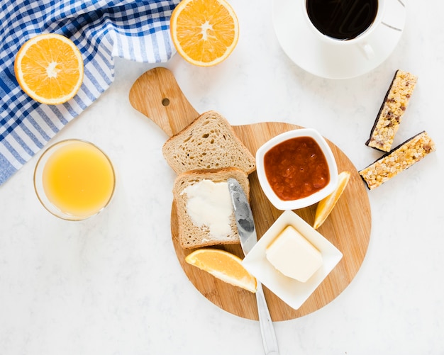 Tranches de pain au beurre et à la confiture