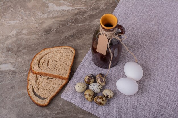 Tranches de pain aux cailles et œufs de poule