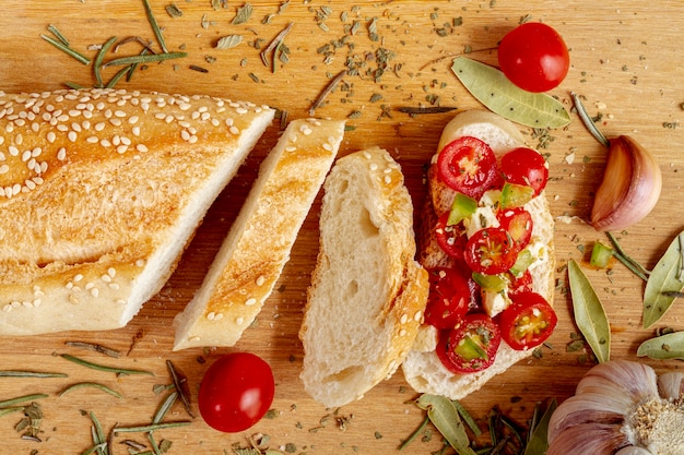 Tranches de pain blanc aux tomates