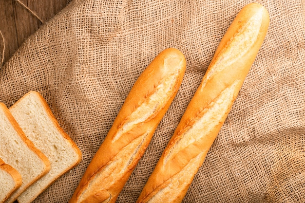 Photo gratuite tranches de pain blanc avec baguette française