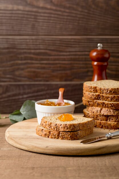 Tranches de pain avec de la confiture maison bio