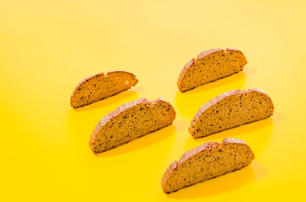 Photo gratuite tranches de pain avec fond de couleur