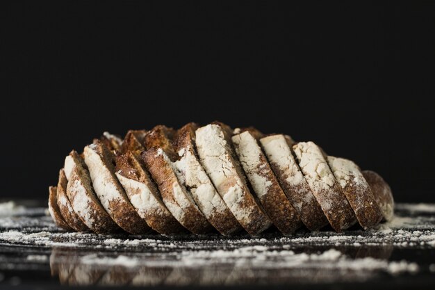 Tranches de pain sur fond noir