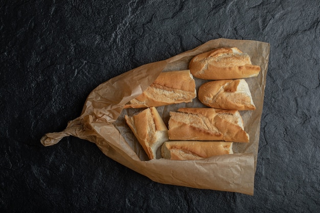 Tranches De Pain Fraîchement Cuites, Sur Papier Alimentaire.