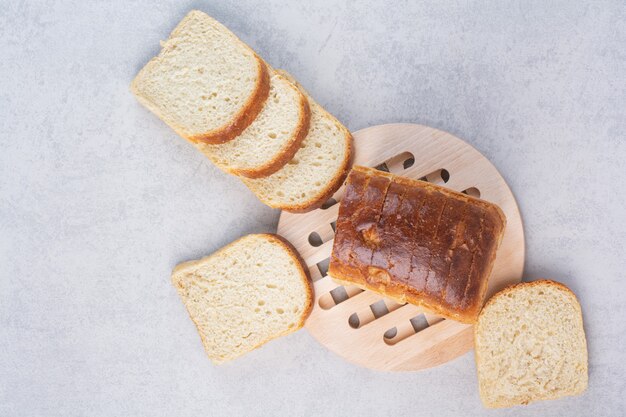 Tranches de pain frais sur une surface en marbre