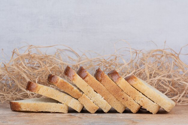 Tranches de pain grillé blanc sur table en marbre