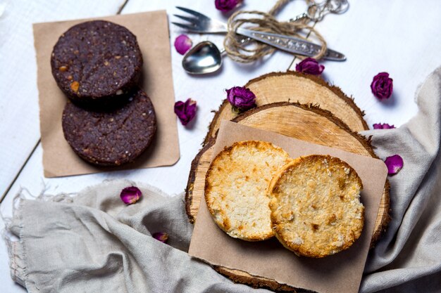 Tranches de pain grillé à la noix de coco et tranches de pain aux bananes et au chocolat