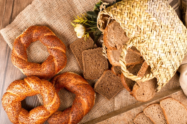 Tranches de pain noir et blanc dans une boîte avec de délicieux bagels turcs