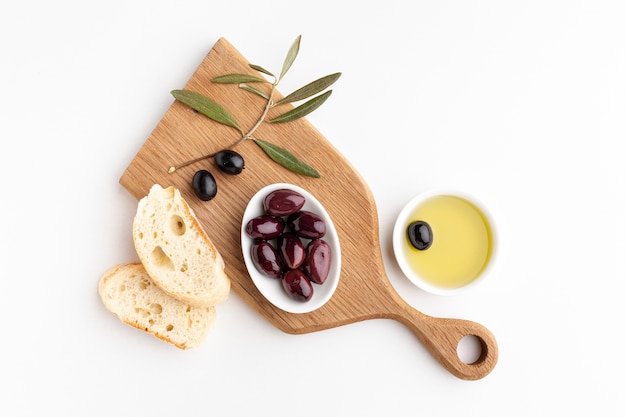 Photo gratuite tranches de pain et olives pourpres