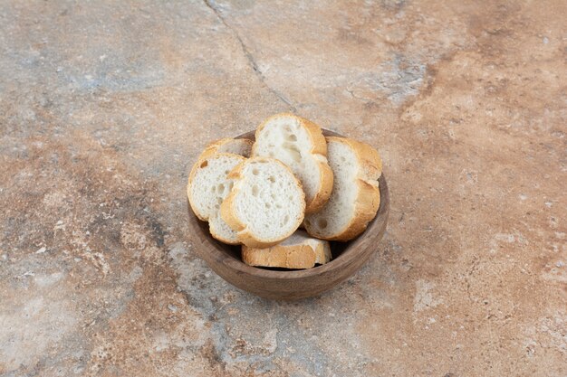 Tranches de pain parfumées dans un bol en bois