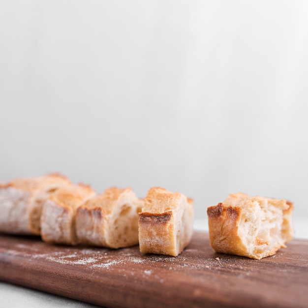 Tranches de pain sur planche de bois