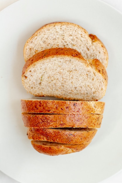 Tranches de pain sur la plaque blanche vue de dessus