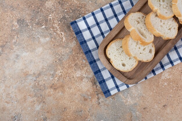 Tranches de pain sur une plaque en bois avec nappe