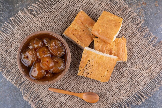 Tranches de pain servies avec une tasse de confiture de figues