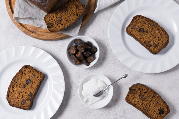 Tranches de pain sucré sur des assiettes blanches