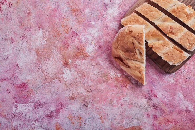 Photo gratuit tranches de pain tandir sur une table rose.