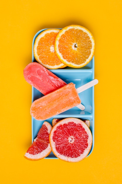 Tranches de pamplemousse et d'orange avec de la crème glacée à plat