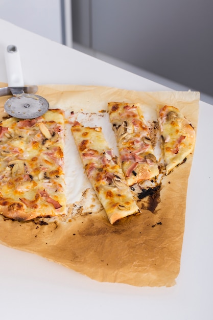 Tranches de pizza maison sur papier parchemin