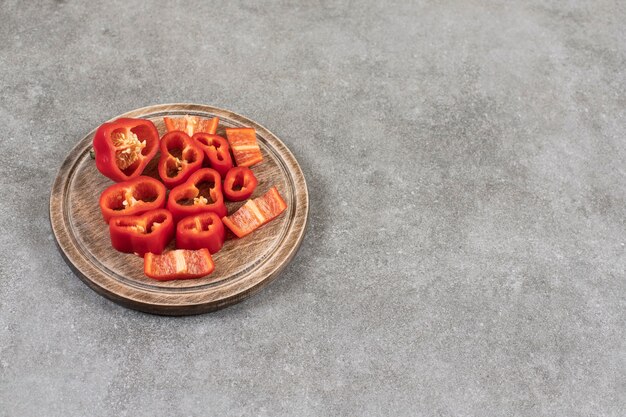 Tranches de poivre sur une planche, sur la table en marbre.