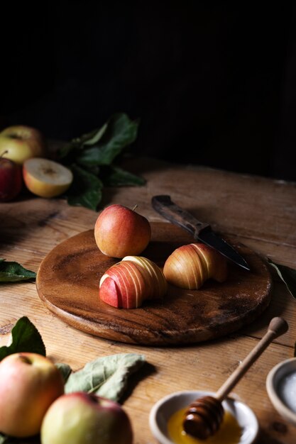 Tranches de pomme à angle élevé sur planche de bois