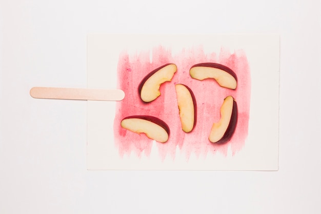 Tranches de pomme à l&#39;aquarelle peintes en forme de glace