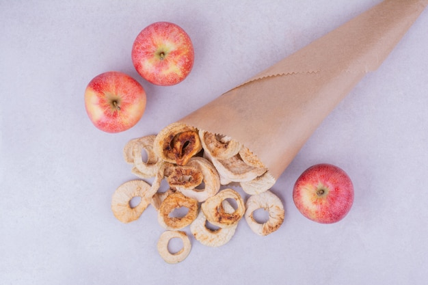 Tranches de pomme séchées dans une pellicule de papier rustique comme un bouquet