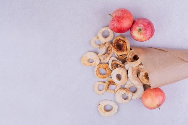 Tranches de pomme séchées à l'intérieur du papier d'emballage