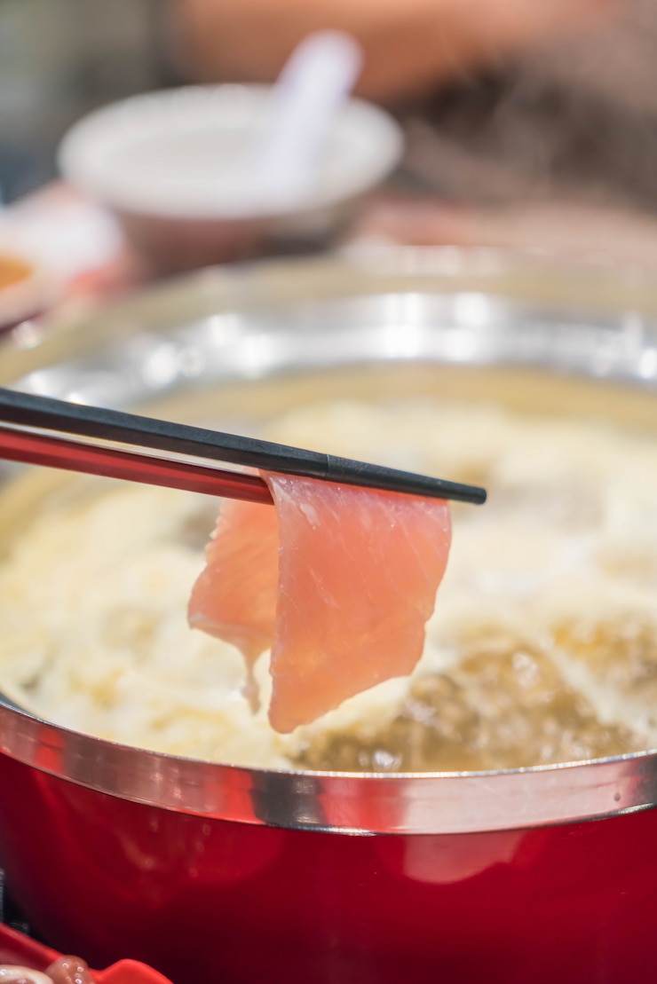 Photo gratuit tranches de porc sur les baguettes