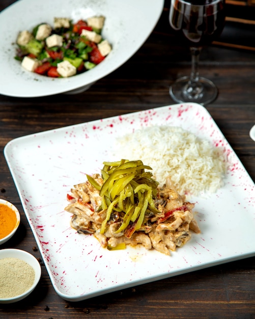 Photo gratuite tranches de poulet frit aux légumes