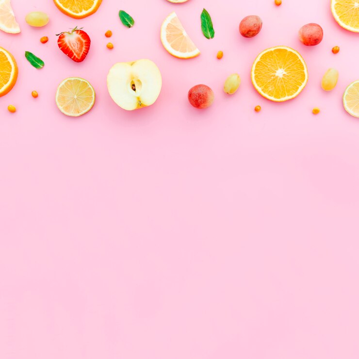 Photo gratuit tranches de raisin orange pomme fraise et feuilles vertes
