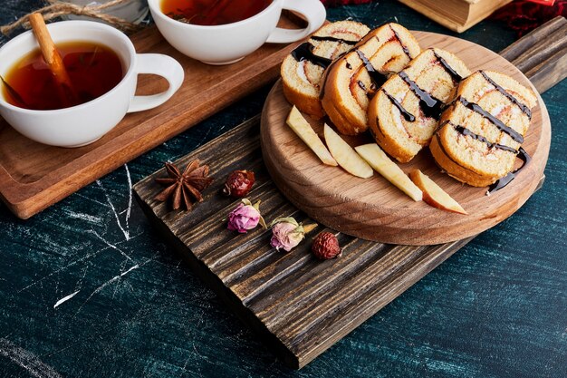 Tranches de rollcake avec une tasse de thé.