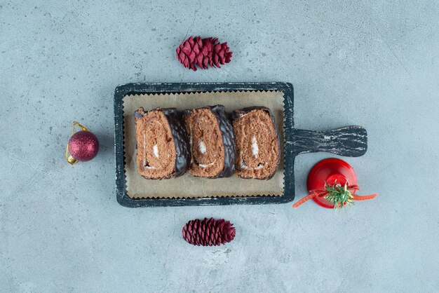 Tranches de rouleau de gâteau sur un plateau sur du marbre.